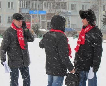 Кемеровская область. День памяти Иосифа Виссарионовича Сталина коммунисты Новокузнецка возложили цветы Памятному знаку Генералиссимусу и провели акцию «Красные в городе»