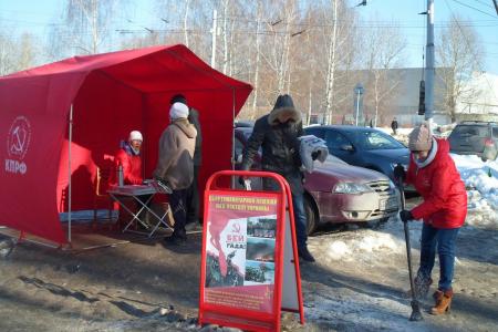 Пермский край. Комсомольцы и коммунисты организовали очередной пикет по сбору помощи для жителей и ополчения Донбасса