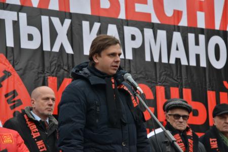 Lifenews: На многотысячном митинге в Москве коммунисты потребовали отставки правительства