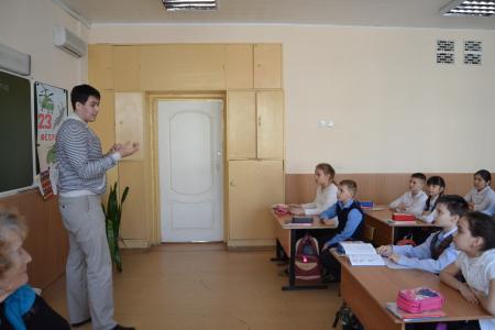 Астраханские коммунисты и комсомольцы продолжают проводить открытые уроки "Знамя нашей Победы"