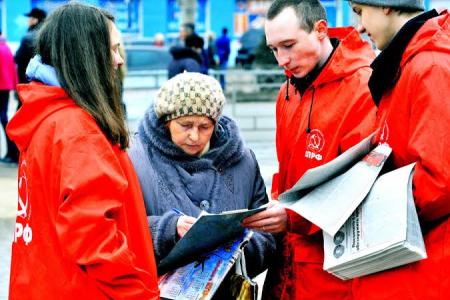 Комсомольцы Иванова провели очередной пикет за отставку Правительства Медведева