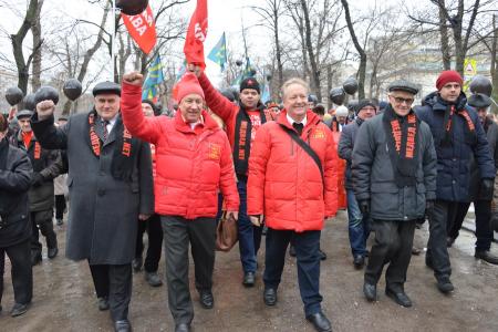 Lifenews: На многотысячном митинге в Москве коммунисты потребовали отставки правительства