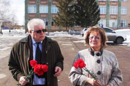 Саратовская область. Депутат-коммунист Ольга Алимова наградила победителей конкурса «Детство, опаленное войной»