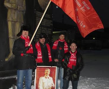 Кемеровская область. День памяти Иосифа Виссарионовича Сталина коммунисты Новокузнецка возложили цветы Памятному знаку Генералиссимусу и провели акцию «Красные в городе»
