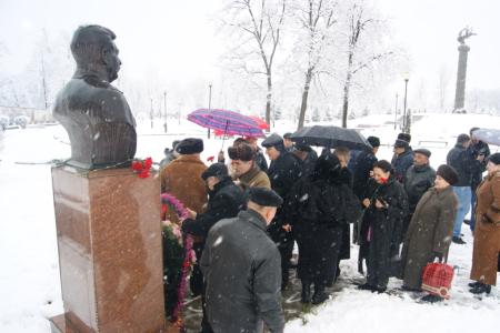 Коммунисты Северной Осетии возложили цветы к памятникам и бюстам И.В. Сталина