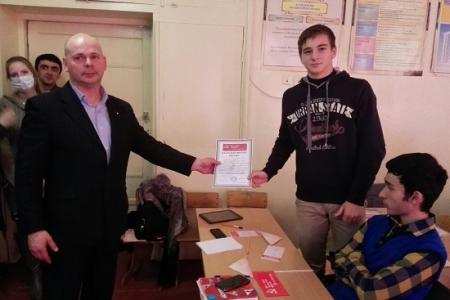 Комсомольцы Кабардино-Балкарии и ребята из Ставропольского краевого патриотического движения «Знамя Победы» провели в школах Нальчика патриотическую акцию