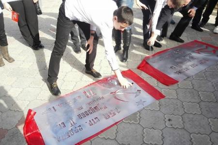 Комсомольцы Кабардино-Балкарии и ребята из Ставропольского краевого патриотического движения «Знамя Победы» провели в школах Нальчика патриотическую акцию