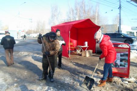 Пермский край. Комсомольцы и коммунисты организовали очередной пикет по сбору помощи для жителей и ополчения Донбасса