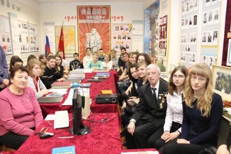 Псковская область. Коммунисты поселка Плюсса почтили память героев-десантников