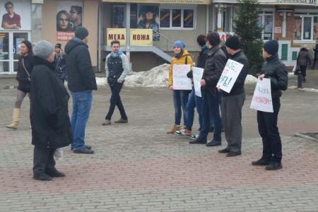 Комсомольцы Белгородской области провели пикеты против антисоветизма «Сванидзе, хватит врать!»