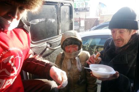 Акция милосердия. Якутские комсомольцы организовали раздачу одежды и горячего питания бездомным людям