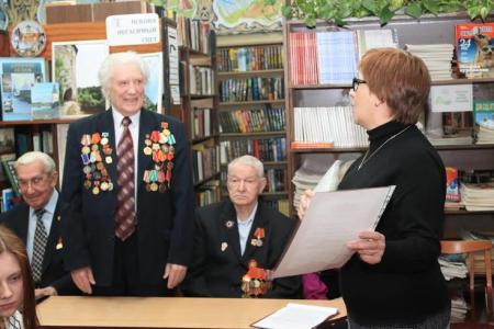 Секретарь Псковского обкома КПРФ Геннадий Бубнов встретился с учениками и читателями библиотеки «БиблиоЛюб»