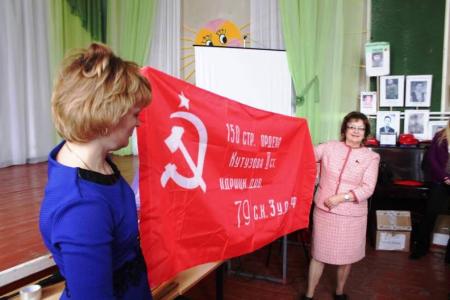 Саратовская область. Депутат-коммунист Ольга Алимова наградила победителей конкурса «Детство, опаленное войной»