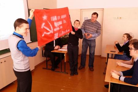 Первый секретарь ЦК ЛКСМ РФ Анатолий Долгачев провел открытый урок, посвященный Знамени Победы, в поселке Дунай Приморского края