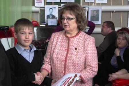 Саратовская область. Депутат-коммунист Ольга Алимова наградила победителей конкурса «Детство, опаленное войной»