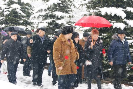Коммунисты Северной Осетии возложили цветы к памятникам и бюстам И.В. Сталина