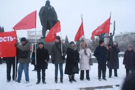"Власть и собственность - народу!". Новосибирские коммунисты провели антикризисный пикет