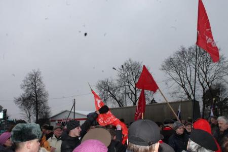 Хулиганы напали на делегацию Псковского горкома КПРФ у памятника 6-й роте