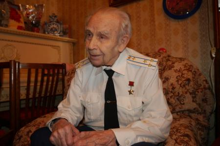 Липецк. Н.В. Разворотнев вручил памятную медаль ЦК КПРФ легендарному летчику-фронтовику А.С. Кириллову