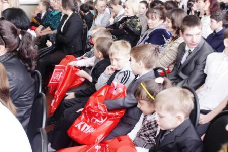 Саратовская область. Депутат-коммунист Ольга Алимова наградила победителей конкурса «Детство, опаленное войной»