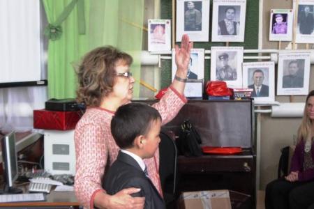 Саратовская область. Депутат-коммунист Ольга Алимова наградила победителей конкурса «Детство, опаленное войной»