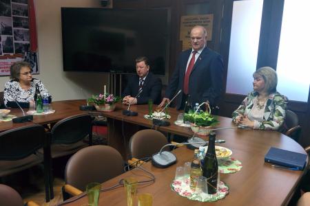 Г.А. Зюганов поздравил с 8 марта сотрудниц аппарата ЦК и фракции КПРФ в Госдуме
