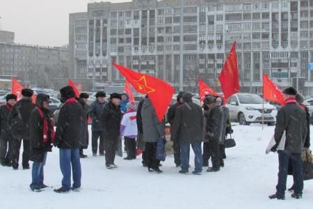 Кемеровская область. День памяти Иосифа Виссарионовича Сталина коммунисты Новокузнецка возложили цветы Памятному знаку Генералиссимусу и провели акцию «Красные в городе»