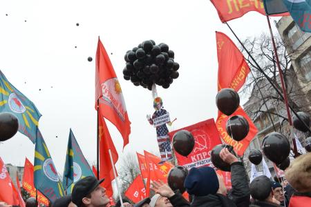 Lifenews: На многотысячном митинге в Москве коммунисты потребовали отставки правительства