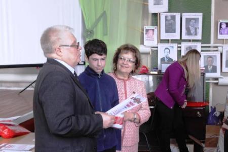 Саратовская область. Депутат-коммунист Ольга Алимова наградила победителей конкурса «Детство, опаленное войной»