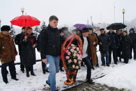Коммунисты Северной Осетии возложили цветы к памятникам и бюстам И.В. Сталина