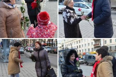 Олег Лебедев и молодые коммунисты на улицах Тулы в канун праздника дарили женщинам цветы