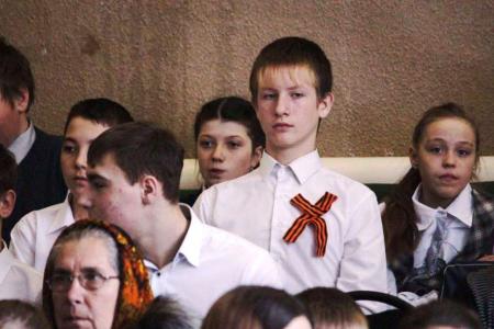 Саратовская область. Депутат-коммунист Ольга Алимова наградила победителей конкурса «Детство, опаленное войной»