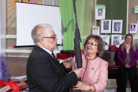 Саратовская область. Депутат-коммунист Ольга Алимова наградила победителей конкурса «Детство, опаленное войной»