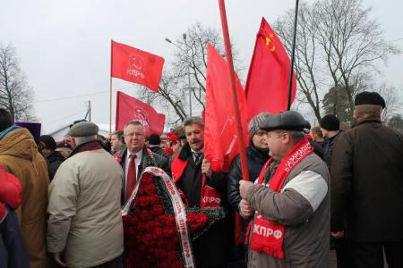Хулиганы напали на делегацию Псковского горкома КПРФ у памятника 6-й роте