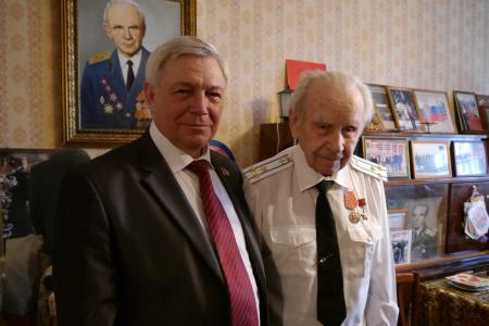Липецк. Н.В. Разворотнев вручил памятную медаль ЦК КПРФ легендарному летчику-фронтовику А.С. Кириллову