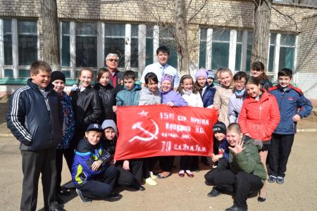 Астраханские коммунисты и комсомольцы продолжают проводить открытые уроки "Знамя нашей Победы"