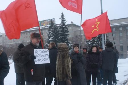 "Власть и собственность - народу!". Новосибирские коммунисты провели антикризисный пикет