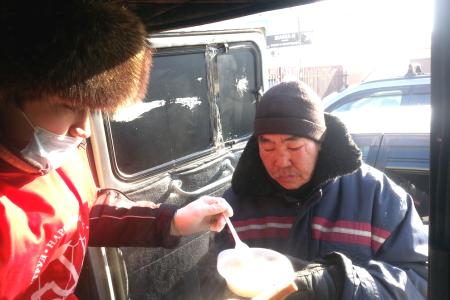Акция милосердия. Якутские комсомольцы организовали раздачу одежды и горячего питания бездомным людям