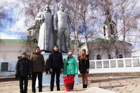 Саратовская область. Депутат-коммунист Ольга Алимова наградила победителей конкурса «Детство, опаленное войной»