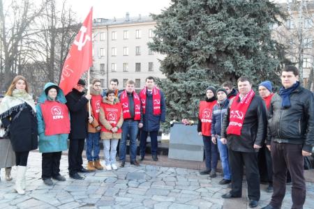 Тульская область. Возложение цветов в честь Великого Сталина к стеле одноименного города-героя Сталинграда на площади Победы