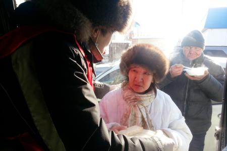 Акция милосердия. Якутские комсомольцы организовали раздачу одежды и горячего питания бездомным людям