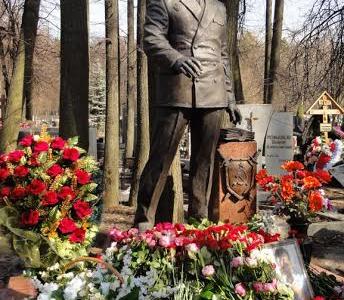 В Москве прошла акция "Цветы для Виктора Илюхина - 2015"