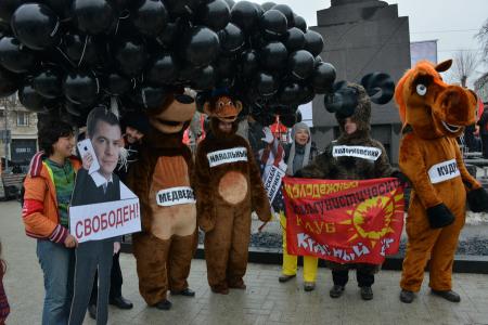 Lifenews: На многотысячном митинге в Москве коммунисты потребовали отставки правительства