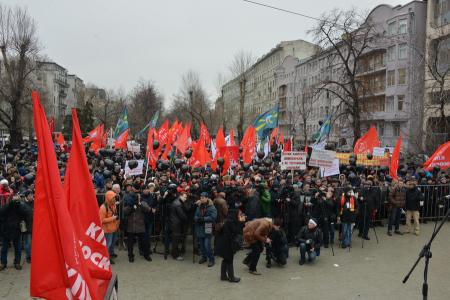 Lifenews: На многотысячном митинге в Москве коммунисты потребовали отставки правительства