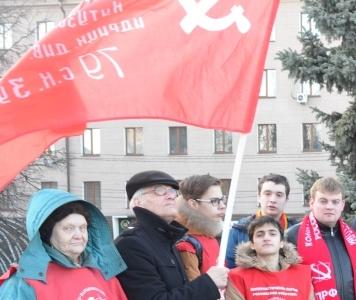 Тульская область. Возложение цветов в честь Великого Сталина к стеле одноименного города-героя Сталинграда на площади Победы