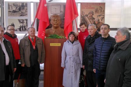 Оренбургские коммунисты возложили цветы к бюсту И.В. Сталина   