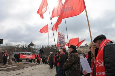 Псковское областное отделение КПРФ провело митинги «Пустых карманов»