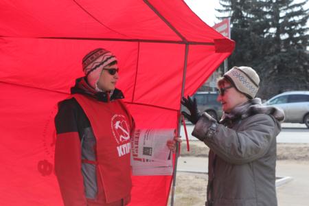 Подольские коммунисты провели серию пикетов по сбору гуманитарной помощи для Новороссии