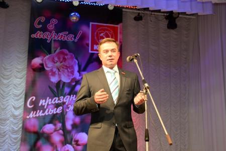 Новосибирские коммунисты поздравили женщин с Международным женским днем