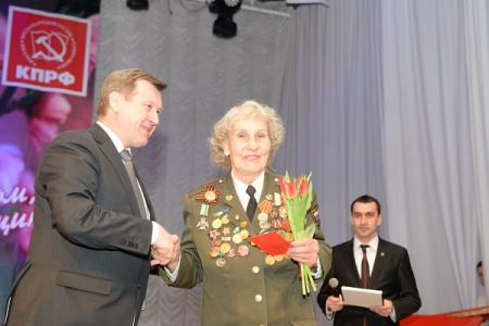 Новосибирские коммунисты поздравили женщин с Международным женским днем